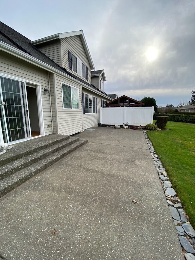 Building Photo - Harrison Place Condo is a beautiful property located on a quiet cul-de-sac.