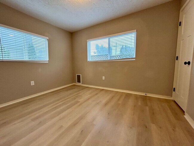 Building Photo - Charming 3-Bedroom Home in Prime Vancouver Location – Pet Friendly with Fenced Yard!