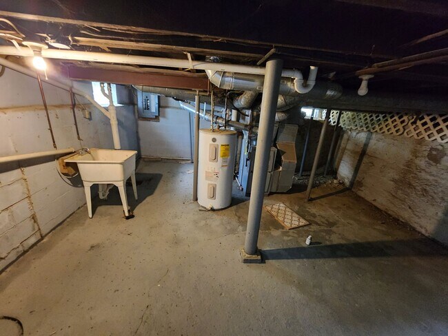 Building Photo - 3 Bedroom 1 bath HomeCharming Updated Home in Quiet Bedford Neighborhood