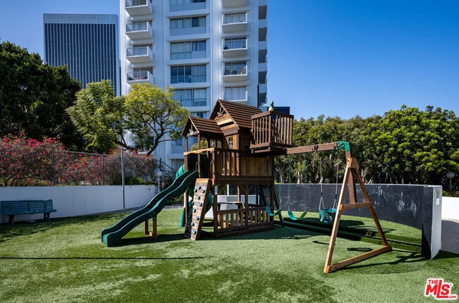 Building Photo - 2170 Century Pk E