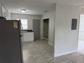 Building Photo - 1112 Martin St