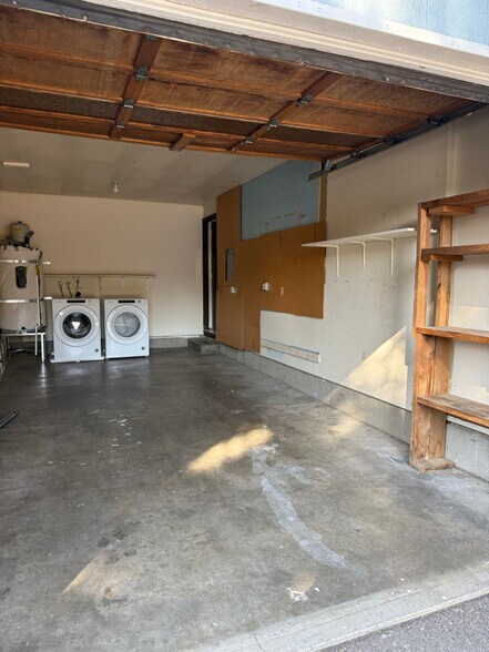 Building Photo - 548 SE Centennial St