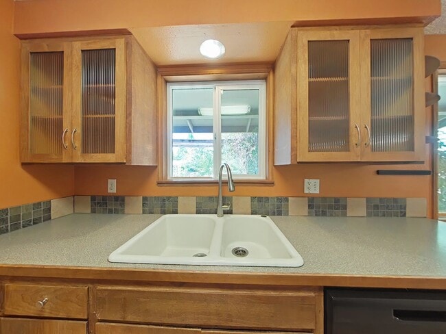 Building Photo - 3 Bedroom House ~ Centrally Located ~ Pet ...