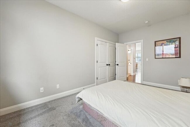 Building Photo - Elegant 3-Bedroom Fully Furnished Home wit...