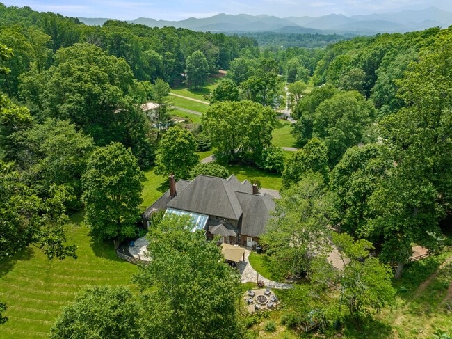 Building Photo - Spacious 6-Bedroom Furnished Home Near Ash...