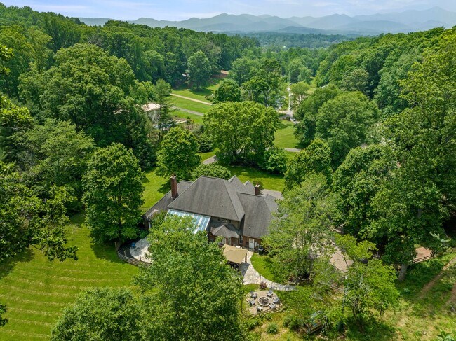 Building Photo - Spacious 6-Bedroom Furnished Home Near Asheville – Privacy, Comfort & Convenience!