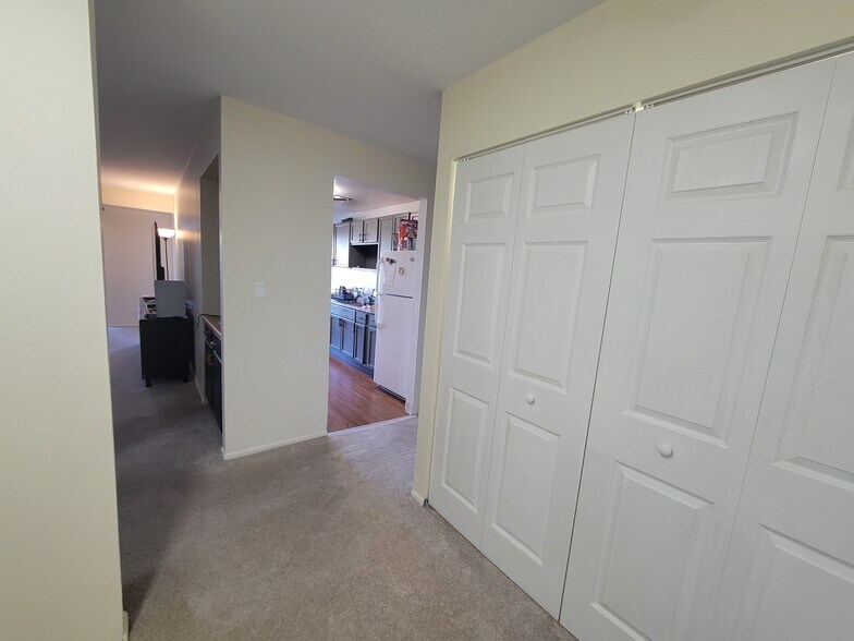 Entryway Closet - 5450 Astor Ln