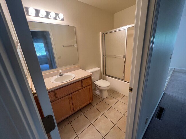 Building Photo - NE Bend 3 Bed/2 Bath Single Family Home - ...