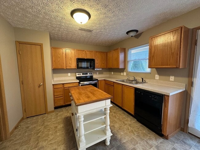 Building Photo - 135 Saratoga St