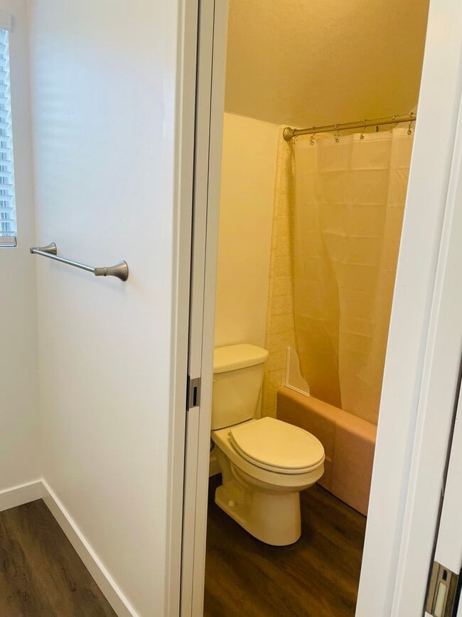 Building Photo - 2/1 rear unit in Land Park