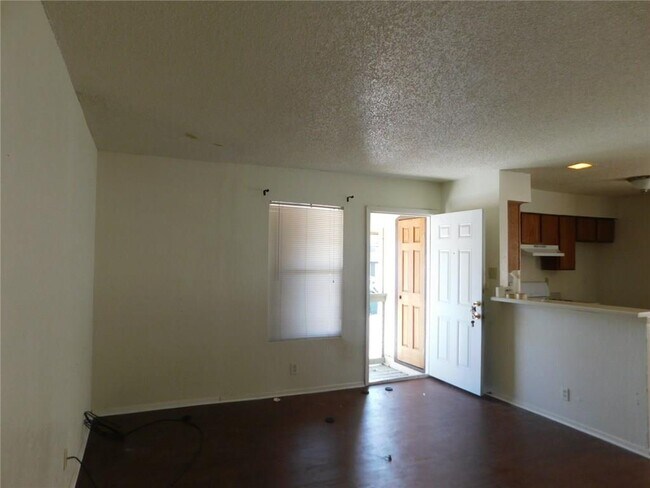 Building Photo - 2205 Leah Cove