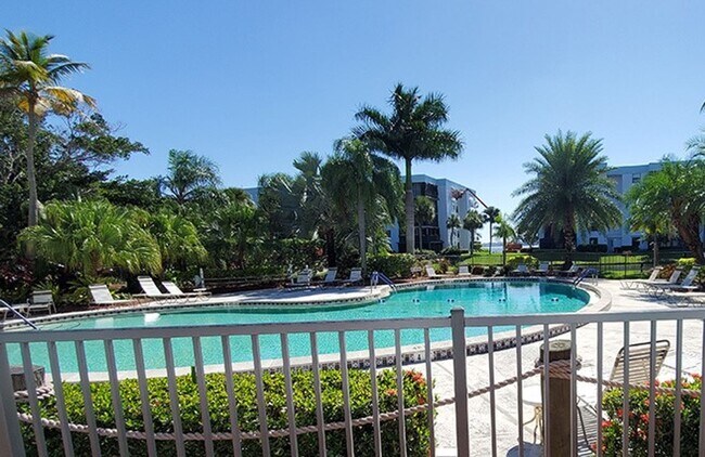 Building Photo - STUNNING SEASONAL 2/2 CORNER CONDO WITH OV...