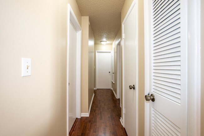Building Photo - Spacious 3 Bed 2 Bath Condo in Tulsa!