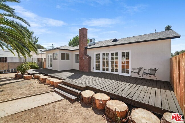 Building Photo - 21009 Saticoy St