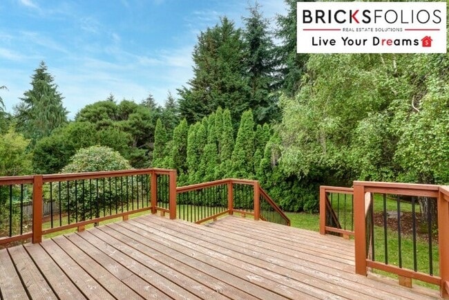 Building Photo - Redmond Gem! Live in the award-winning Lake Washington School District.