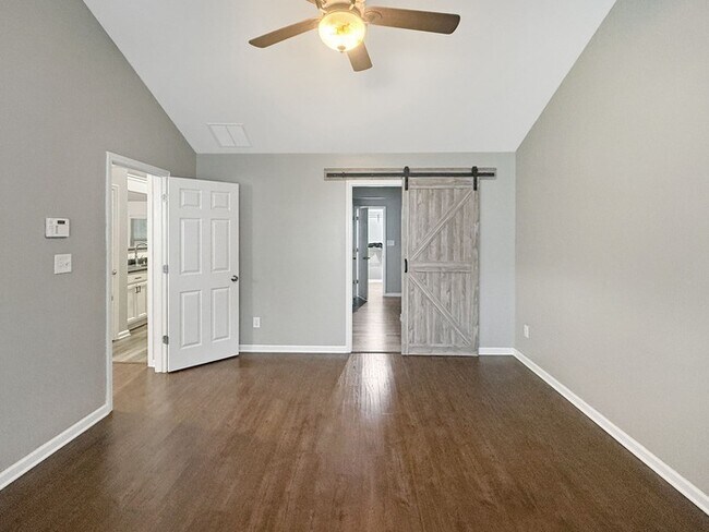 Building Photo - 2607 Woodford Ln NE