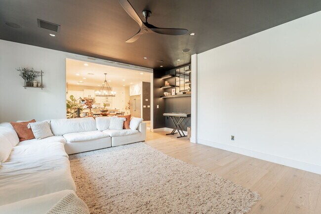 Building Photo - 3852 E Comstock Dr
