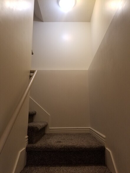 Stairwell 2 - 39 N Archmore St
