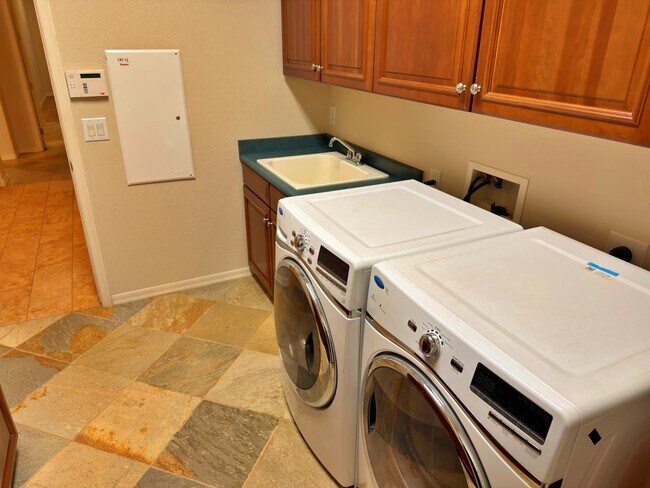 Building Photo - 737 E Charlevoix Ave