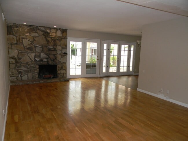 Building Photo - 352 S Pine St