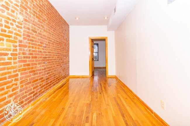 Building Photo - 399 Suydam St