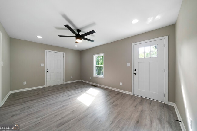 Building Photo - 515 Harper Ave SW