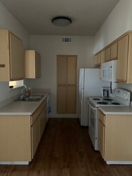Building Photo - 6850 Sharlands Ave