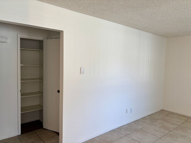 Building Photo - ONLY $1,500 PER MONTH FOR THIS SUPER CUTE , SPACIOUS 2 BEDROOM / 1 BATHROOM CONDO CENTRALLY LOCAT...