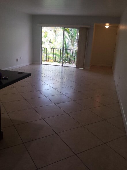 LIVING ROOM - 9400 SW 77th Ave
