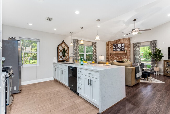 Building Photo - 1043 Grand Jct Dr