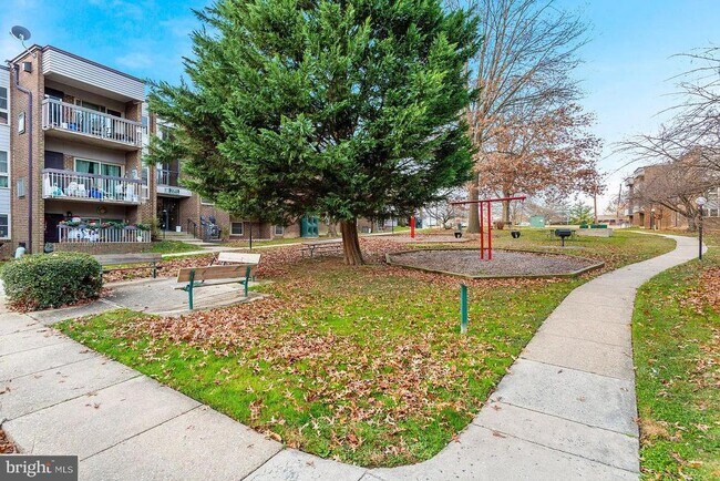 Building Photo - 2305 Greenery Ln