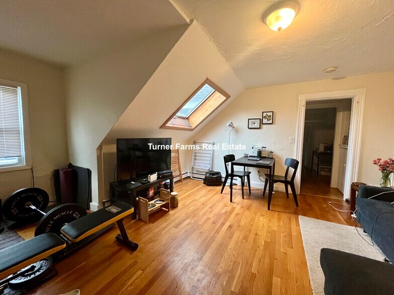 Primary Photo - 187 Beacon St