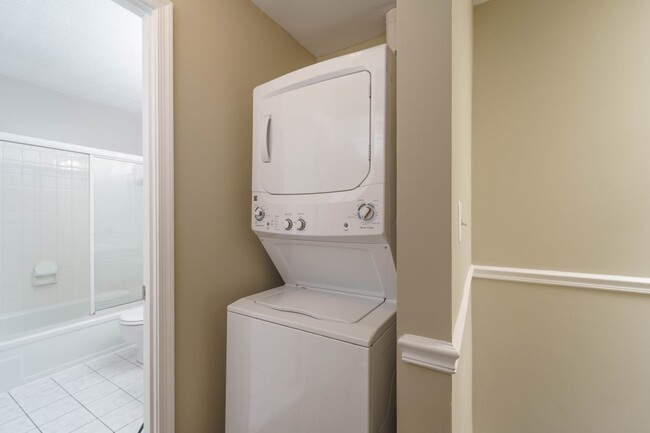 Building Photo - 2 Bedroom 2.5 Bath Condo in Chevy Chase