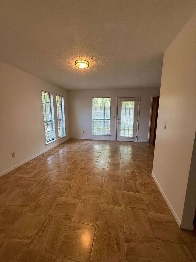 Building Photo - 126 Classic Ct