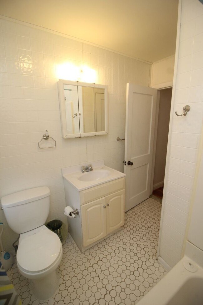 Building Photo - Lovely Towson 3bd/2ba Rowhome w/ CAC & W/D...