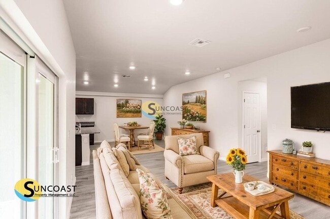 Building Photo - 3851 Hollycrest St