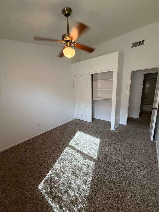 Building Photo - Stunning 3 bedroom, 2 bath home