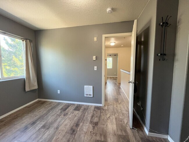 Building Photo - Bright 2-Bedroom Condo with Laminate Floor...