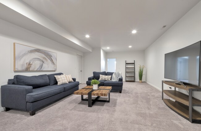 Building Photo - 5 bedroom 3.5 bathroom home in Lehi.