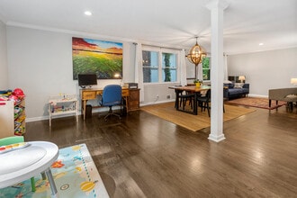 Building Photo - 486 Lakeshore Dr NE