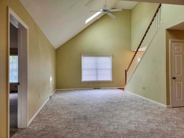 Building Photo - 40 Spring Hill Ln