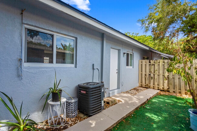 Building Photo - 709 SW 13th Ave