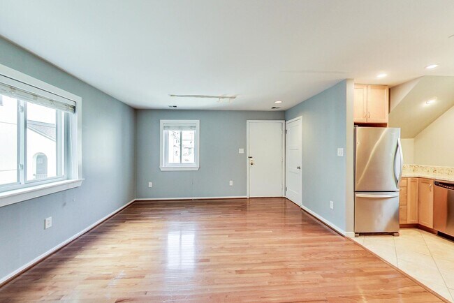 Building Photo - Boutique Condo in Bethesda 1+1 Updated Condo & Reserved Parking space