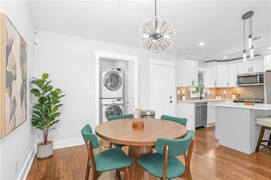 Building Photo - 1934 Pinedale Pl