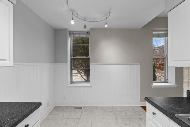 Building Photo - Modern Spacious  2 Bed  and 1.5  Bath Cond...