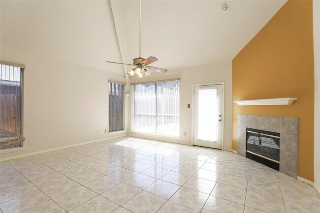 Building Photo - 10511 N Shadowdale Dr