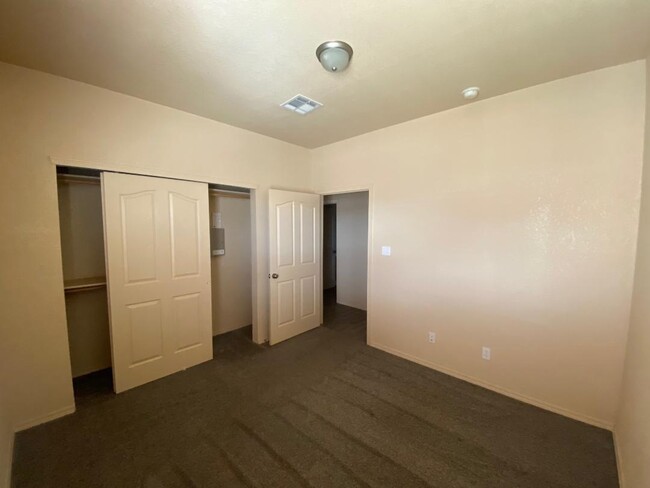 Building Photo - Mesquite Hills. 3 bedrooms, 2 full baths, ...