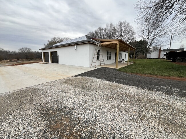 Building Photo - New Built Home 3-Bedroom Kernersville Home with Granite Touches and 2 Full Baths!"