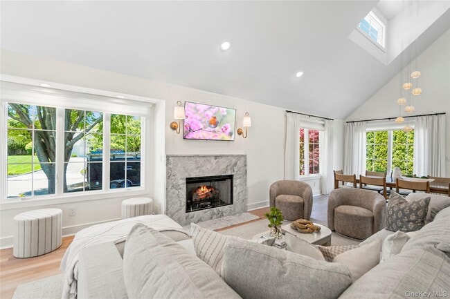 Building Photo - 4 Carriage Ln