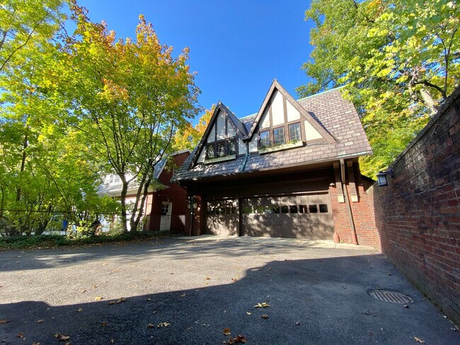 Building Photo - 3085 Fairmount Blvd